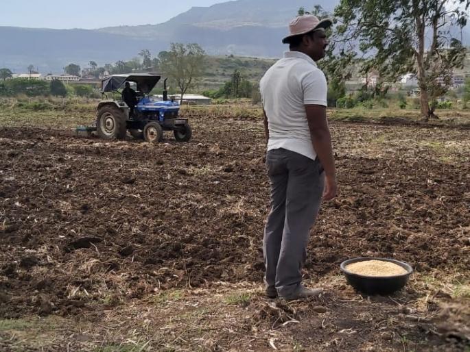 Accelerate sowing work in Trimbakeshwar! | त्र्यंबकेश्वरला पेरणीच्या कामाला वेग! Accelerate sowing work in Trimbakeshwar! | त्र्यंबकेश्वरला पेरणीच्या कामाला वेग!