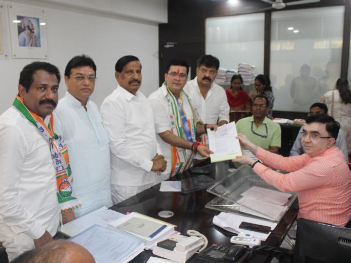 Selection of seven candidates for the main parties of the Thane Lok Sabha constituency, including seven candidates | ठाणे लोकसभा मतदारसंघातील प्रमुख पक्षांच्या उमेदवारांसह सात जणांची उमेदवारी दाखल Selection of seven candidates for the main parties of the Thane Lok Sabha constituency, including seven candidates | ठाणे लोकसभा मतदारसंघातील प्रमुख पक्षांच्या उमेदवारांसह सात जणांची उमेदवारी दाखल