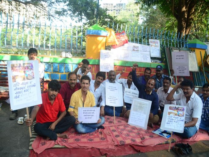 Fear of fasting for the rights of hawkers, fasting on the third day | फेरीवाल्यांच्या न्याय हक्कासाठी उपोषणाचे हत्यार, तिसऱ्या दिवशीही उपोषण सुरुच Fear of fasting for the rights of hawkers, fasting on the third day | फेरीवाल्यांच्या न्याय हक्कासाठी उपोषणाचे हत्यार, तिसऱ्या दिवशीही उपोषण सुरुच