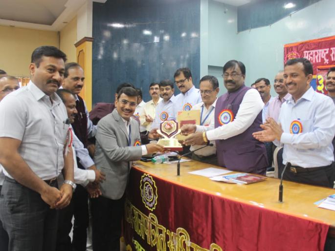 Honor of Gazetted Officers of Federation from Thane District | अर्थमंत्र्यांकडून ठाणे जिल्ह्यातील महासंघाच्या राजपत्रित अधिकाऱ्यांचा गौरव Honor of Gazetted Officers of Federation from Thane District | अर्थमंत्र्यांकडून ठाणे जिल्ह्यातील महासंघाच्या राजपत्रित अधिकाऱ्यांचा गौरव