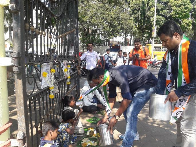 Nationalist Congress Party's Nirbhaya Shraddha in Thane, Violence Against BJP's Policy | ठाण्यात राष्ट्रवादी काँग्रेसने घातले नोटाबंदीचे श्राद्ध, भाजपच्या नीतीविरोधात आंदोलन तीव्र करण्याचा इशारा