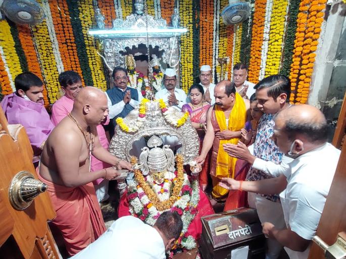 Palkhi of Nivruttinath in the presence of few devotees | मोजक्या भाविकांच्या उपस्थितीत निवृत्तीनाथांची पालखी Palkhi of Nivruttinath in the presence of few devotees | मोजक्या भाविकांच्या उपस्थितीत निवृत्तीनाथांची पालखी