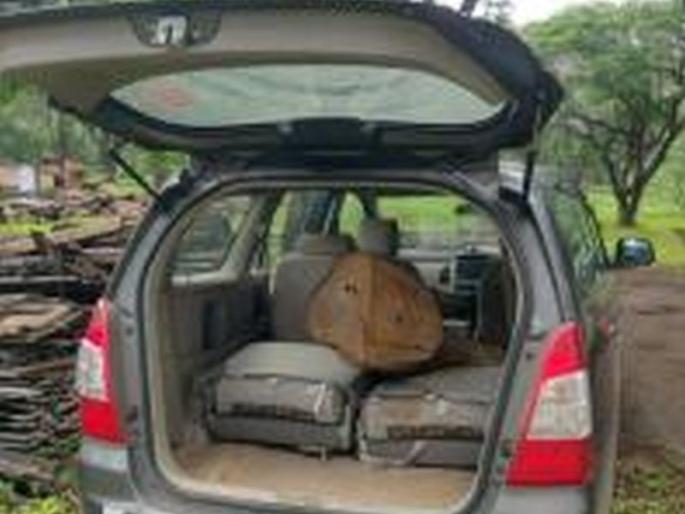 Saga smuggling from the luxurious Innova | आलिशान ‘इनोव्हा’मधून सागाची तस्करी