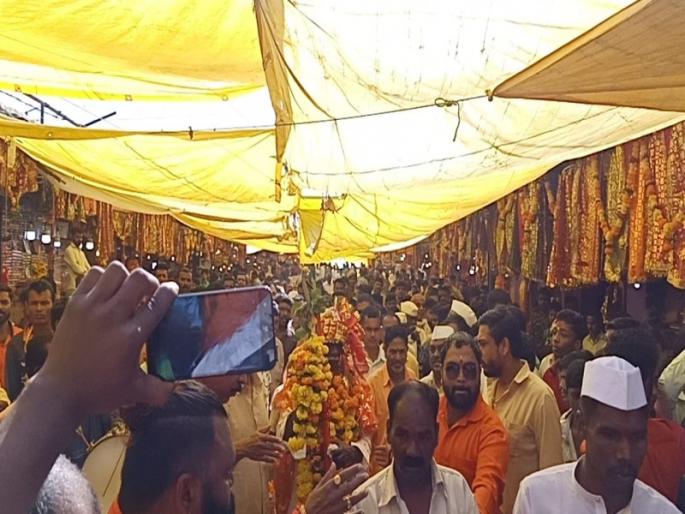 Vijayadashami's goat slaughter continued on the Saptashringgada | सप्तश्रृंगगडावर विजयादशमीला बोकडबळीची प्रथा कायम