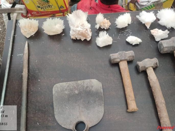 Forest officer nabbed a pebble thief at Patna | पाटणा येथे गारगोटी चोरट्याला वनाधिकारीने केले जेरबंद Forest officer nabbed a pebble thief at Patna | पाटणा येथे गारगोटी चोरट्याला वनाधिकारीने केले जेरबंद