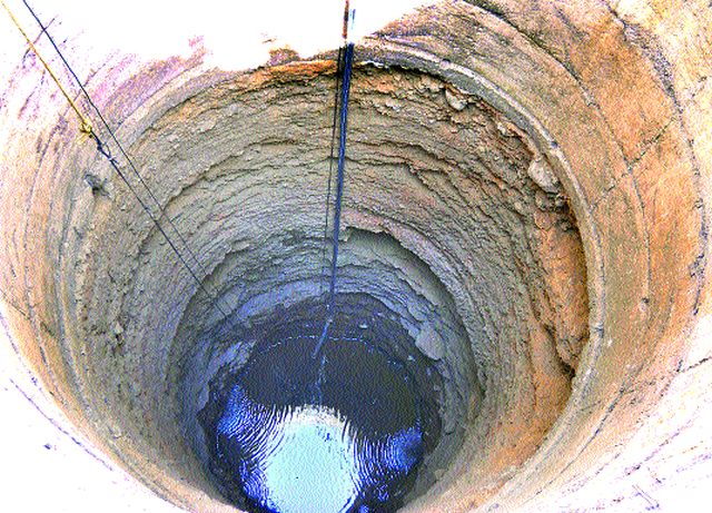 Water in tanks rather than dangerous wells | धोकादायक विहिरीऐवजी टाक्यांमध्ये पाणी Water in tanks rather than dangerous wells | धोकादायक विहिरीऐवजी टाक्यांमध्ये पाणी