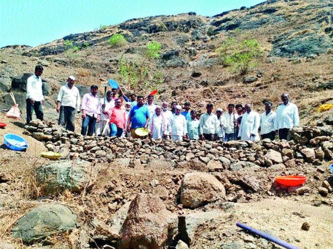 Water Cup Competition started Chandwad: Shamadanane rajderwadi stone wall | वॉटर कप स्पर्धेचा प्रारंभ चांदवड : श्रमदानाने राजदेरवाडीला दगडी बांध Water Cup Competition started Chandwad: Shamadanane rajderwadi stone wall | वॉटर कप स्पर्धेचा प्रारंभ चांदवड : श्रमदानाने राजदेरवाडीला दगडी बांध