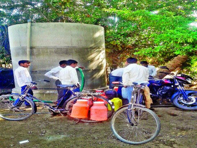 Shirawade wind: Wandering water for women; Citizen-stricken water supply scheme in collapse with water scarcity | शिरवाडे वाकद : महिलांची पाण्यासाठी भटकंती; पाणीटंचाईने नागरिक त्रस्त पाणीपुरवठा योजना अपूर्णावस्थेत