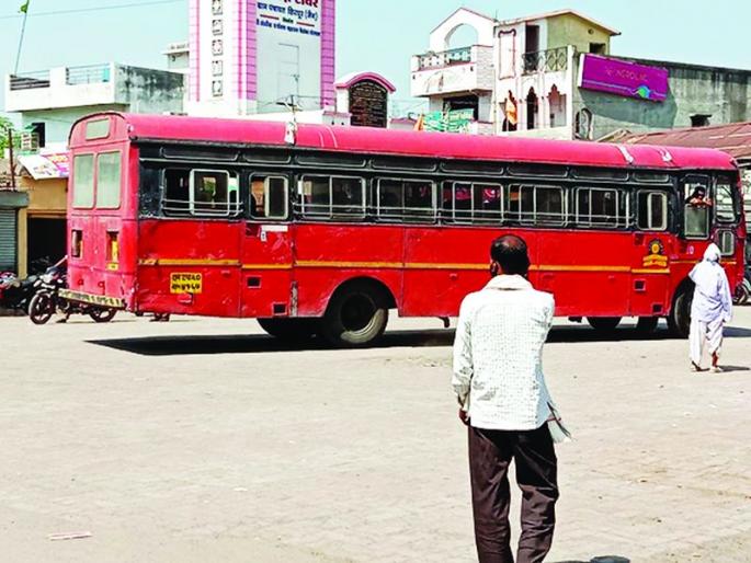 ST ran after a month and a half in Washim district! | वाशिम जिल्ह्यात दीड महिन्यानंतर एसटी धावली ! ST ran after a month and a half in Washim district! | वाशिम जिल्ह्यात दीड महिन्यानंतर एसटी धावली !