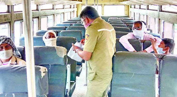 Corona scare even in rural areas; No passengers in the corporation bus! | ग्रामीण भागातही कोरोनाची धास्ती; महामंडळाच्या बसमध्ये प्रवाशी बसेना! Corona scare even in rural areas; No passengers in the corporation bus! | ग्रामीण भागातही कोरोनाची धास्ती; महामंडळाच्या बसमध्ये प्रवाशी बसेना!
