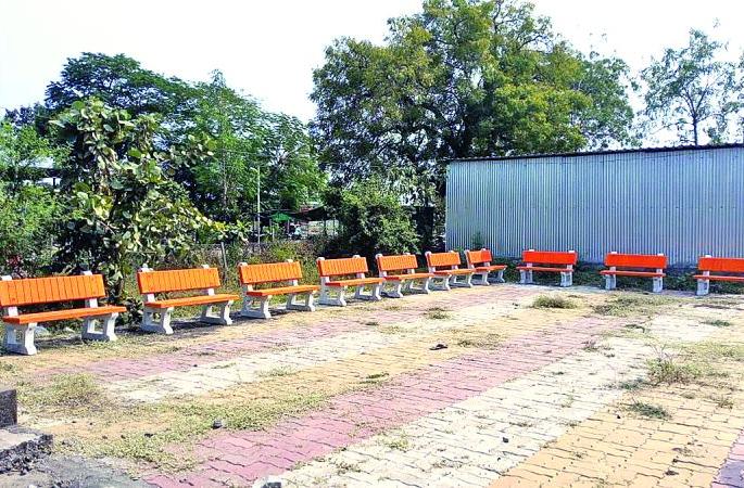 Seating arrangement in Cemetery ; avoiding the expense rituals | वर्षश्राद्धचा खर्च टाळून स्मशानभूमीत केली आसन व्यवस्था Seating arrangement in Cemetery ; avoiding the expense rituals | वर्षश्राद्धचा खर्च टाळून स्मशानभूमीत केली आसन व्यवस्था