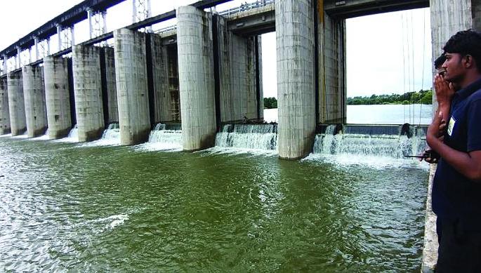 ११ Barrage full of water; Alert alert to citizens at bank of the river | ११ बॅरेज तुडूंब; नदीकाठच्या नागरिकांना सतर्कतेचा इशारा ११ Barrage full of water; Alert alert to citizens at bank of the river | ११ बॅरेज तुडूंब; नदीकाठच्या नागरिकांना सतर्कतेचा इशारा