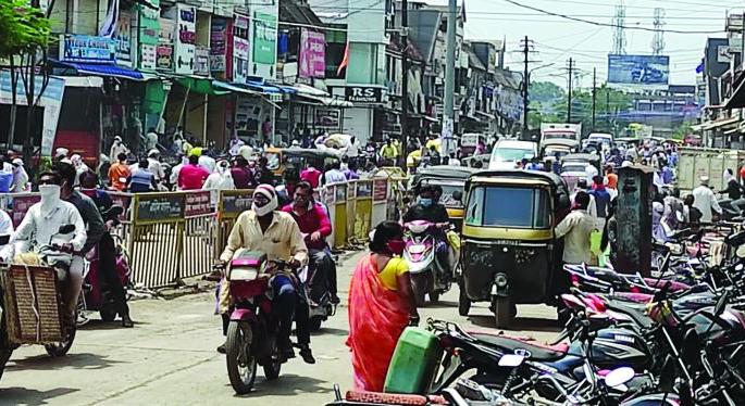 Lockdown in Washim: Strict restrictions for seven days; Administration ready | Lockdown in Washim : सात दिवसांचे कडक निर्बंध; प्रशासन सज्ज Lockdown in Washim: Strict restrictions for seven days; Administration ready | Lockdown in Washim : सात दिवसांचे कडक निर्बंध; प्रशासन सज्ज