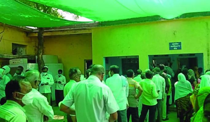 Slow pace of vaccination; Need 3700 doses, get only 600 | लसीकरणाची कासवगती; गरज ३७०० डोसची, मिळतात केवळ ६०० Slow pace of vaccination; Need 3700 doses, get only 600 | लसीकरणाची कासवगती; गरज ३७०० डोसची, मिळतात केवळ ६००