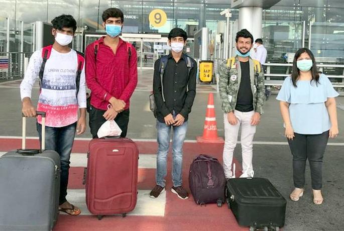 Four students from Maharashtra who were in Bangkok returned home | बँकॉकमध्ये अडकलेले महाराष्ट्रातील चार विद्यार्थी स्वगृही परतले Four students from Maharashtra who were in Bangkok returned home | बँकॉकमध्ये अडकलेले महाराष्ट्रातील चार विद्यार्थी स्वगृही परतले