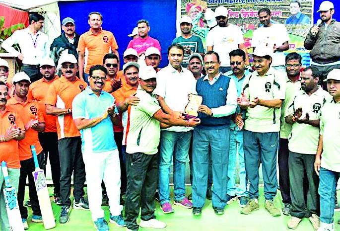 Beat the journalists' team by 5 runs on the MLA team | आमदार संघावर पत्रकार संघाची ५ धावांनी मात