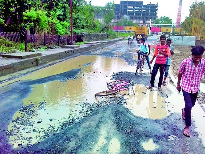Stopping work on flyover | उड्डाणपुलाचे काम थांबल्याने हाल Stopping work on flyover | उड्डाणपुलाचे काम थांबल्याने हाल