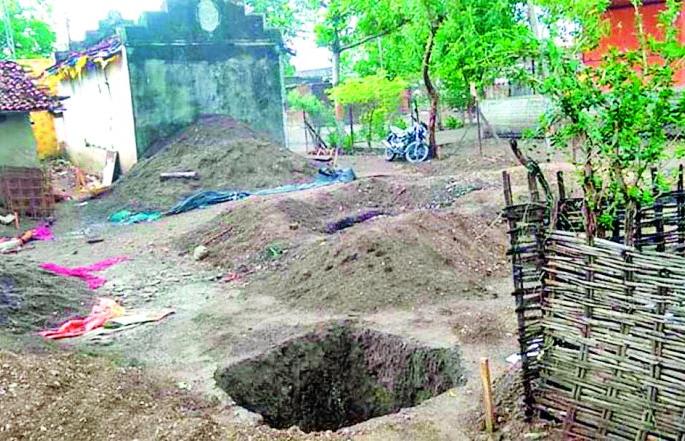 Encroachment on the road of traffic; Route off | रहदारीच्या रस्त्यावर अतिक्रमण; मार्ग बंद Encroachment on the road of traffic; Route off | रहदारीच्या रस्त्यावर अतिक्रमण; मार्ग बंद