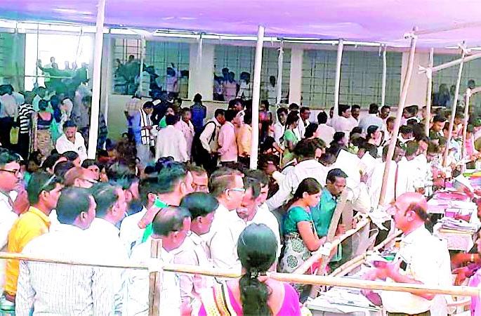 Two-and-a-half thousand applications for the sarpanch | २९८ सरपंचपदासाठी चार दिवसांत अडीच हजार अर्ज Two-and-a-half thousand applications for the sarpanch | २९८ सरपंचपदासाठी चार दिवसांत अडीच हजार अर्ज