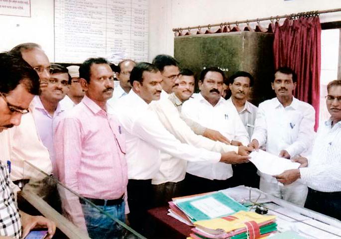 Cancellation of Aadhar Card of students | विद्यार्थ्यांच्या आधार कार्डची सक्ती रद्द करावी Cancellation of Aadhar Card of students | विद्यार्थ्यांच्या आधार कार्डची सक्ती रद्द करावी