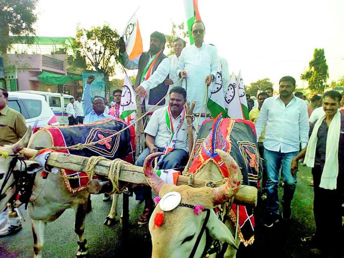 Leaders who arrived through the Baltal in the meeting | सभास्थळी बैलबंडीतून पोहोचले नेते Leaders who arrived through the Baltal in the meeting | सभास्थळी बैलबंडीतून पोहोचले नेते