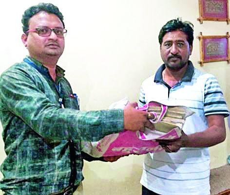 Government documents bag back | शासकीय दस्तऐवजांची बॅग केली परत Government documents bag back | शासकीय दस्तऐवजांची बॅग केली परत