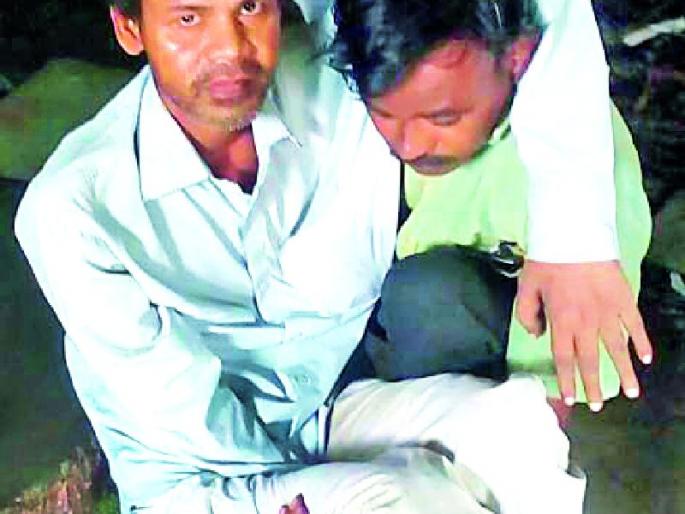 Due to the closure of the dependents, the time of starvation on the disabled Sanjay | निराधारांचे मानधन बंद झाल्याने अपंग संजयवर उपासमारीची वेळ Due to the closure of the dependents, the time of starvation on the disabled Sanjay | निराधारांचे मानधन बंद झाल्याने अपंग संजयवर उपासमारीची वेळ