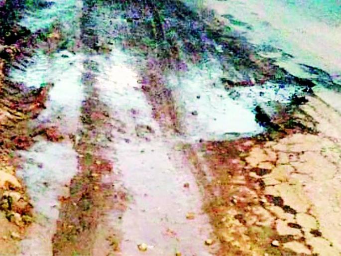 Accident increased due to storage of water in dangerous pits | धोकादायक खड्ड्यात पाणी साचल्याने वाढले अपघात