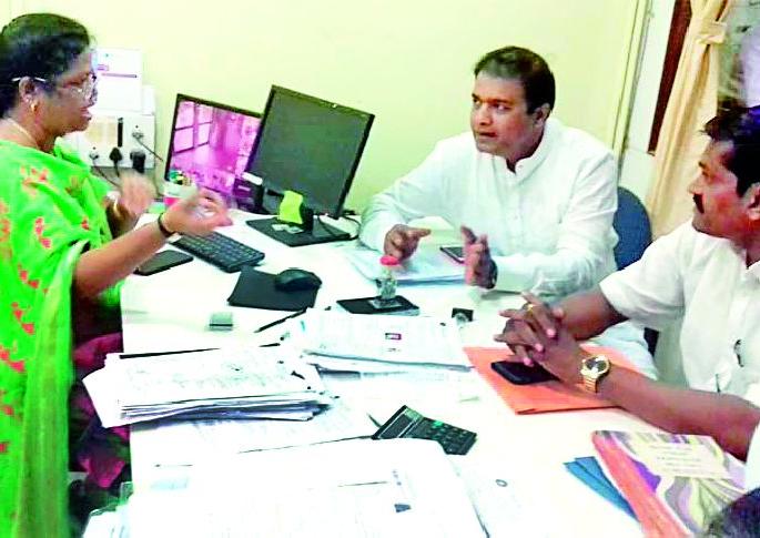 Legislators reprimanded the State Bank of India | आमदारांनी दिली स्टेट बँक प्रशासनाला तंबी Legislators reprimanded the State Bank of India | आमदारांनी दिली स्टेट बँक प्रशासनाला तंबी