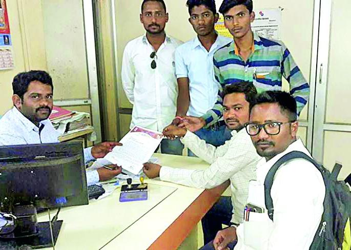 Provide convenient facilities to the bank customers | बँक ग्राहकांना योग्य सोयी-सुविधा द्या Provide convenient facilities to the bank customers | बँक ग्राहकांना योग्य सोयी-सुविधा द्या