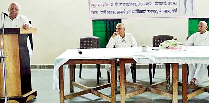 'There is no such person as Gandhiji's place on the back of the world' | ‘जगाच्या पाठीवर गांधीजींसारखी लोकलढा उभारणारी व्यक्ती झाली नाही’
