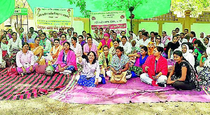 Contract workers commit bunches | कंत्राटी कर्मचाऱ्यांनी केले कामबंद