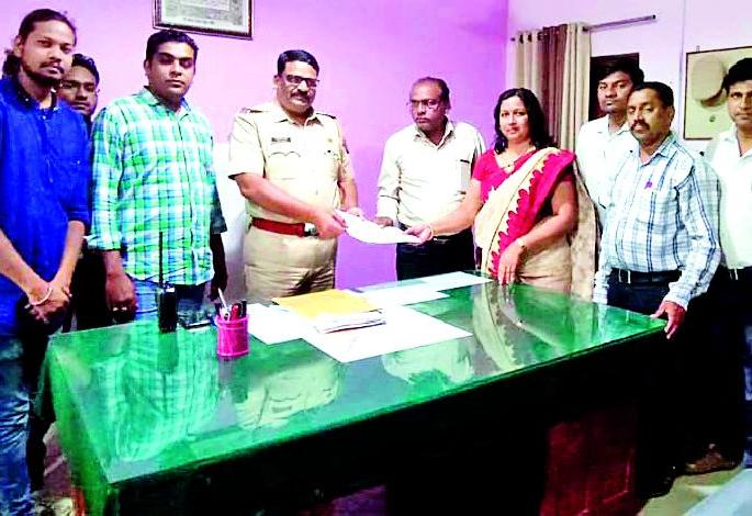 Take action against those who write objectionable posts on social media | सोशल मीडियावर आक्षेपार्ह लिहिणाऱ्यांवर कारवाई करा