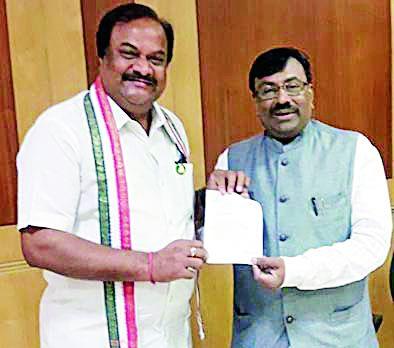 Honor of Kunawar's work by Guardian Minister | पालकमंत्र्यांकडून कुणावार यांच्या कार्याचा गौरव Honor of Kunawar's work by Guardian Minister | पालकमंत्र्यांकडून कुणावार यांच्या कार्याचा गौरव