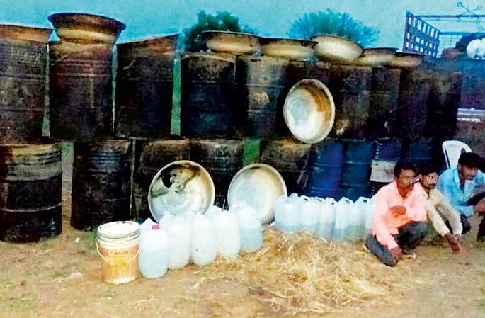 'Wash Out' campaign, implemented on the Flame Bird Bed | पांढरकवडा पारधी बेड्यावर राबविली ‘वॉश आॅऊट’ मोहीम 'Wash Out' campaign, implemented on the Flame Bird Bed | पांढरकवडा पारधी बेड्यावर राबविली ‘वॉश आॅऊट’ मोहीम