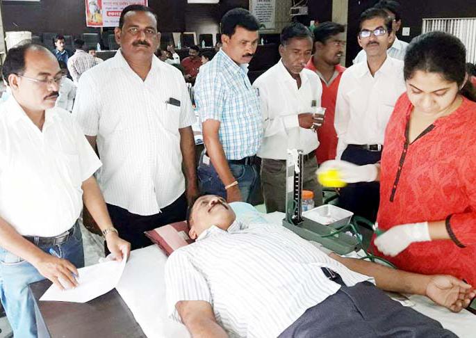 32 teachers' blood donation camp | शिबिरात ३२ शिक्षकांचे रक्तदान 32 teachers' blood donation camp | शिबिरात ३२ शिक्षकांचे रक्तदान