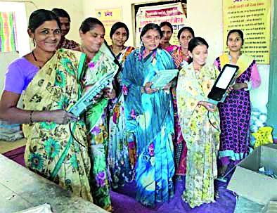 Loni women's LED lights are available in the market | लोणीच्या महिलांचे एलईडी दिवे बाजारात Loni women's LED lights are available in the market | लोणीच्या महिलांचे एलईडी दिवे बाजारात