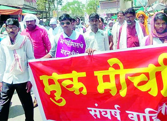 Fishermen stalked the SDO office | मच्छिमार धडकले एसडीओ कार्यालयावर Fishermen stalked the SDO office | मच्छिमार धडकले एसडीओ कार्यालयावर