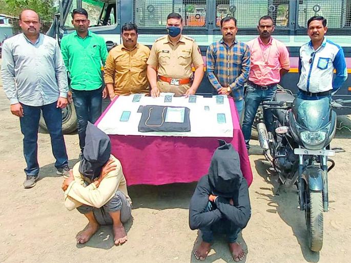 Two members of Iranian gang arrested for robbery | जबरी चोरी करणाऱ्या ‘इराणी’ टोळीतील दोघे जेरबंद Two members of Iranian gang arrested for robbery | जबरी चोरी करणाऱ्या ‘इराणी’ टोळीतील दोघे जेरबंद