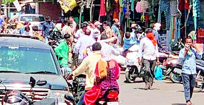 Walk around the city removing the quarantine seal | क्वारंटाईनचा शिक्का मिटवून शहरात वावर Walk around the city removing the quarantine seal | क्वारंटाईनचा शिक्का मिटवून शहरात वावर