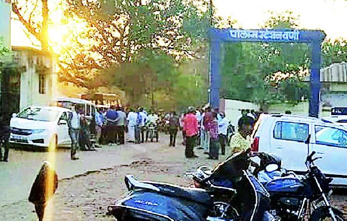 Police custody of Vanity Laddu | वणीत लाडू वाटणारे पोलिसांच्या ताब्यात