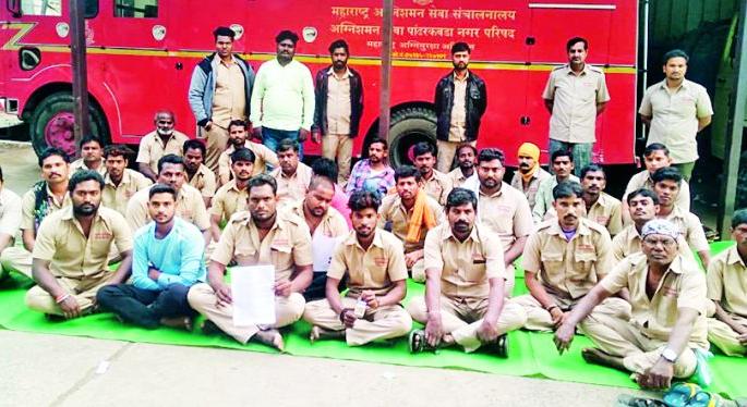 Cleaning workers removed from work | सफाई कामगारांना कामावरून काढले