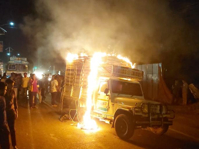 A vehicle full of beef was set on fire in Yeola | येवल्यात गोमांस भरलेले वाहन पेटवले A vehicle full of beef was set on fire in Yeola | येवल्यात गोमांस भरलेले वाहन पेटवले