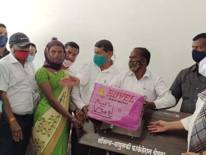 Distribution of sewing machines to the heirs of the farmers who committed suicide in Yeola | येवल्यात आत्महत्याग्रस्त शेतकर्यांच्यावारसदारांना शिलाई मशिनचे वाटप Distribution of sewing machines to the heirs of the farmers who committed suicide in Yeola | येवल्यात आत्महत्याग्रस्त शेतकर्यांच्यावारसदारांना शिलाई मशिनचे वाटप