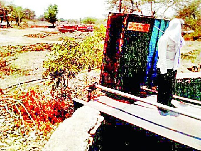 Water supply to Borogaon Sarpanch's Veetbhatti | बोरगाव पुंजीत सरपंचाच्या वीटभट्टीला पाणीपुरवठा Water supply to Borogaon Sarpanch's Veetbhatti | बोरगाव पुंजीत सरपंचाच्या वीटभट्टीला पाणीपुरवठा