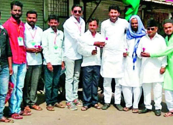 Ramzan Eid celebrated by Manusaki wall in Pusad | पुसदमध्ये माणुसकीची भिंततर्फे रमजान ईद साजरी Ramzan Eid celebrated by Manusaki wall in Pusad | पुसदमध्ये माणुसकीची भिंततर्फे रमजान ईद साजरी