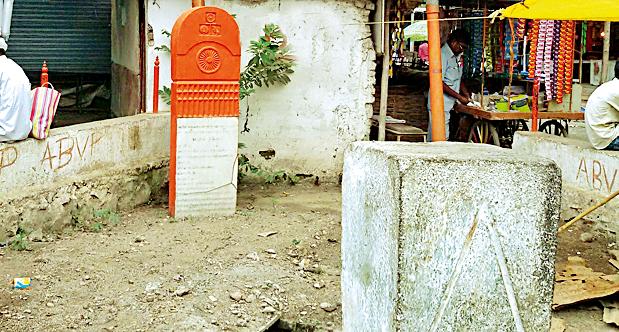 The memorial of the memorial at Kalamb is neglected | कळंब येथील शहीद स्मारक दुर्लक्षित अवस्थेत The memorial of the memorial at Kalamb is neglected | कळंब येथील शहीद स्मारक दुर्लक्षित अवस्थेत