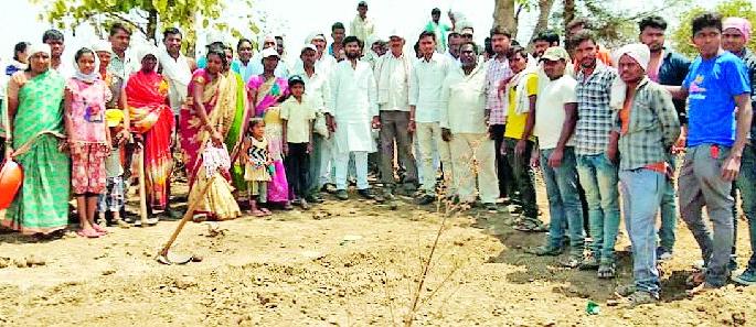 Fight unitedly in water at Whiterna | पांढुर्णा येथे पाण्यासाठी एकजुटीने लढा Fight unitedly in water at Whiterna | पांढुर्णा येथे पाण्यासाठी एकजुटीने लढा