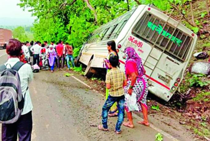 Umkhed private bus accident near Arni | उमरखेडच्या खासगी बसला आर्णीजवळ अपघात