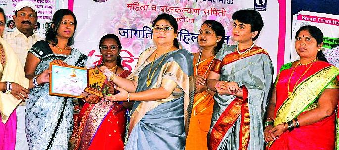 Municipal council honors talented women | नगरपरिषदेने केला कर्तृत्ववान महिलांचा सत्कार Municipal council honors talented women | नगरपरिषदेने केला कर्तृत्ववान महिलांचा सत्कार